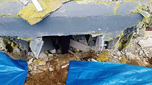 İstinat duvarı çöken bina havadan görüntülendi