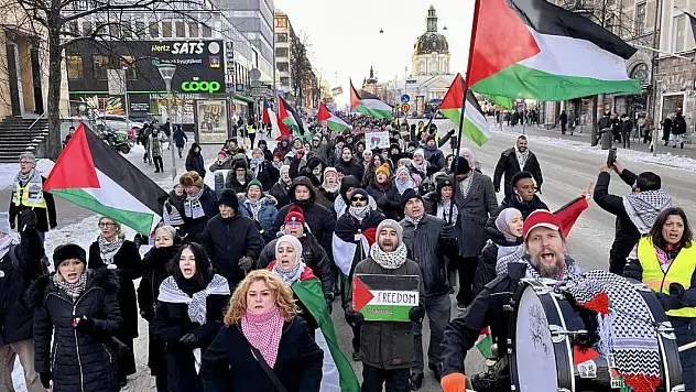 İsveç'te yüzlerce kişi katil İsrail'i protesto etti