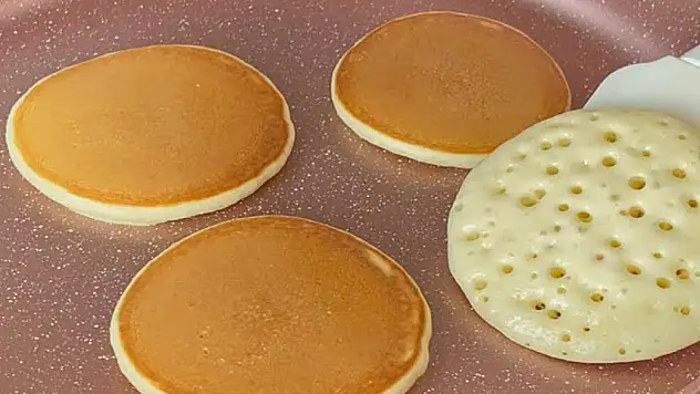 İtalyan şefler pankek yaparken böyle yapıyor ve pankek puf puf kabarıyor