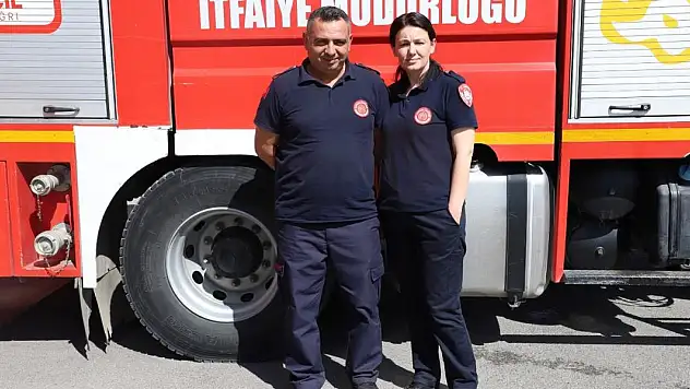 İtfaiyeci çift, alevlerle savaşıyor!