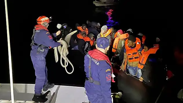 İzmir açıklarında 21 düzensiz göçmen kurtarıldı, 45 göçmen yakalandı