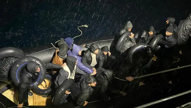 İzmir açıklarında 26 düzensiz göçmen kurtarıldı