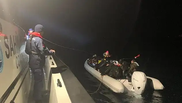 İzmir açıklarında 50 düzensiz göçmen yakalandı