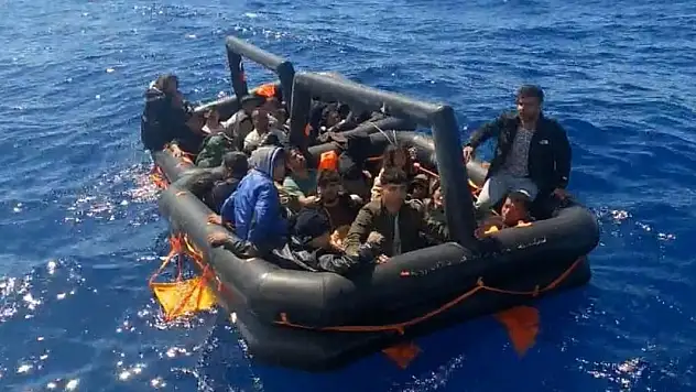 İzmir açıklarında 60 düzensiz göçmen kurtarıldı