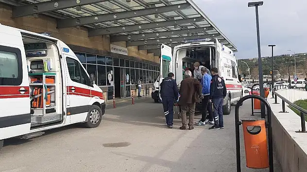 İzmir'de öğrenci servisinin refüje çarpması sonucu 9 kişi yaralandı