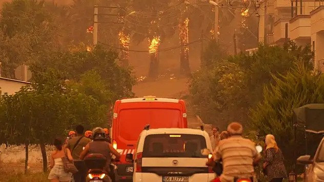 İzmir'deki yangınlar yerleşim yerlerini tehdit ediyor