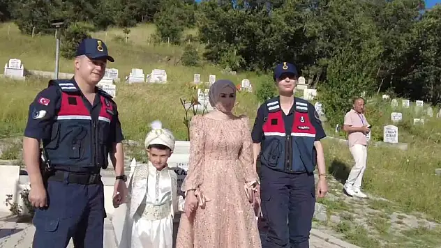 Jandarma aracı şehit çocuğunun sünnet arabası oldu