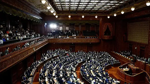 Japonya'da Başbakan Kişida Fumio ve kabinesi istifa etti