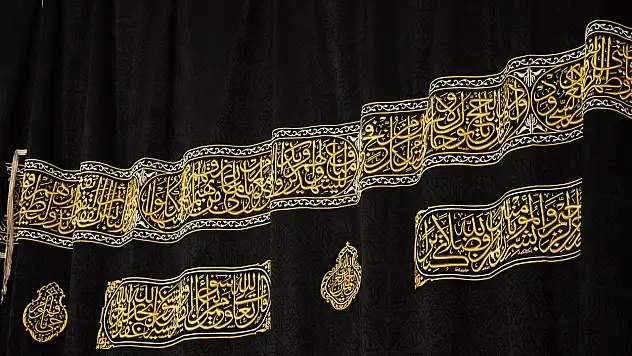 Kabe'nin örtüsü 3 metre yukarı kaldırıldı