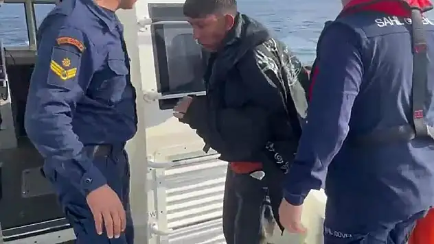 Kaçak yolla Yunanistan'a geçerken bottan düştü, 12 saat yüzerek hayatta kaldı