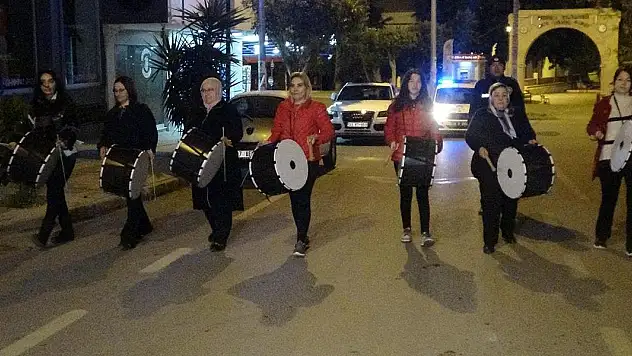 Kadın davulcular, vatandaşları ilk sahura manilerle uyandırdı