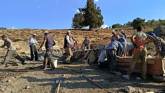 Kadın, erkek, çocuk el ele verdi! İmece usulü çeşme yaptılar!