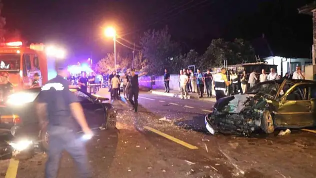 Kafa kafaya çarpışan otomobiller hurdaya döndü: 4'ü ağır 7 yaralı