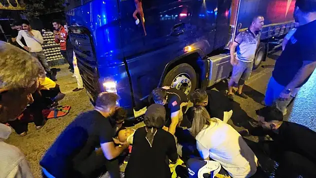 Kafası tırın altına girdi kaskı hayatını kurtardı