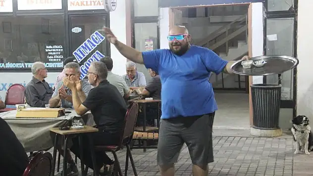 Kahvehanenin neşeli garsonu dansıyla şaşırtıyor!