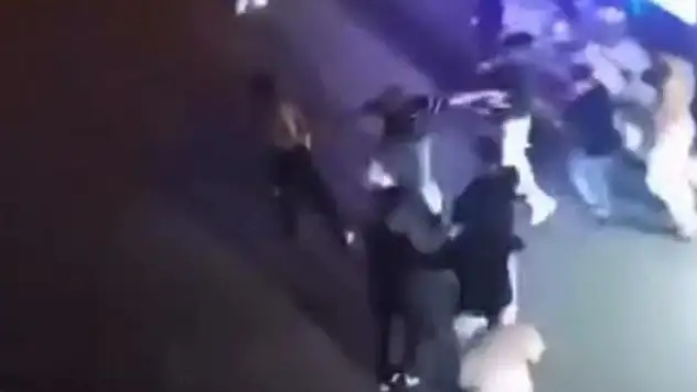 Kalabalık bir grup tarafından darp edilen genç esnafa sığındı