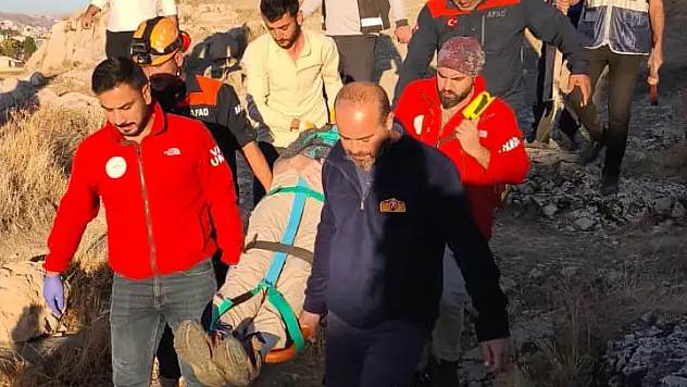 Kaleden mağaraya düşen turist kurtarıldı