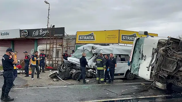Kamyon ile Servis Kafa Kafaya Çarpıştı: 3 Ölü, 9 Yaralı!
