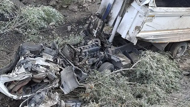 Kamyon Şarampole Devrildi! Sürücü Ağır Yaralı