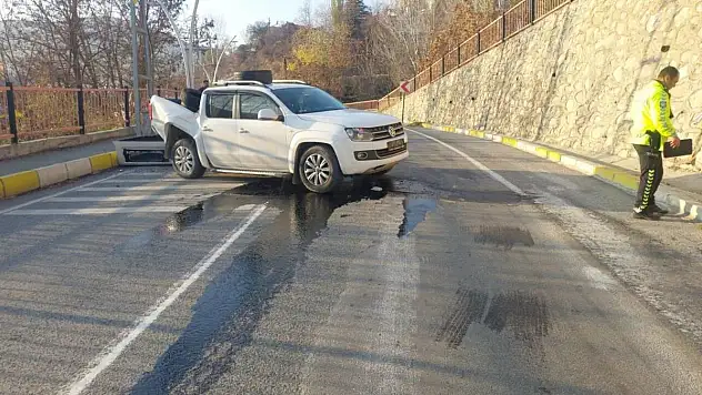 Kamyonet  7 metre yükseklikten düştü: 4 yaralı
