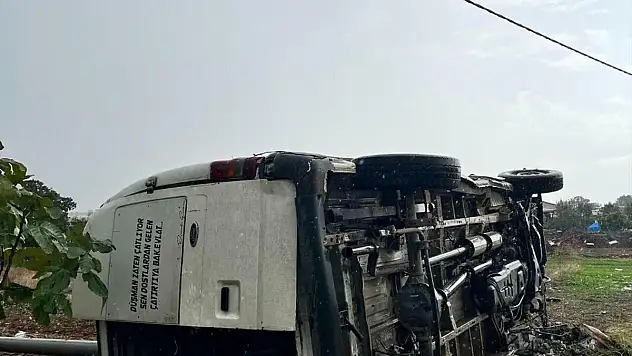 Kamyonet devrildi: 1 ölü, 1 yaralı