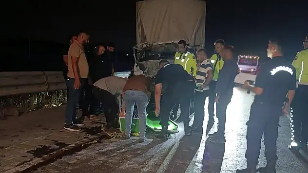 Kamyonet kamyona arkadan çarptı: 1 ölü, 1 ağır yaralı