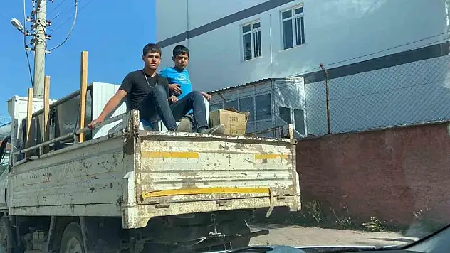 Kamyonet kasasında 2 çocuğun tehlikeli yolculuğu kamerada