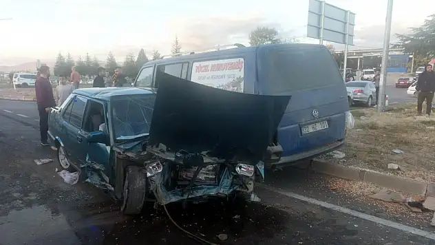 Kamyonetle çarpışan otomobil hurdaya döndü: 2 yaralı
