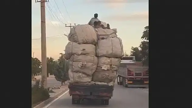 Kamyonetteki yükün üzerinde tehlike yolculuk