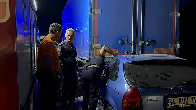 Kamyonun altına giren otomobilde can pazarı: 1 ölü, 1 ağır yaralı
