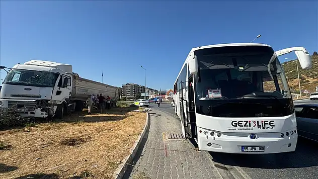 Kamyonun çarptığı gezi otobüsündeki 6 kişi yaralandı