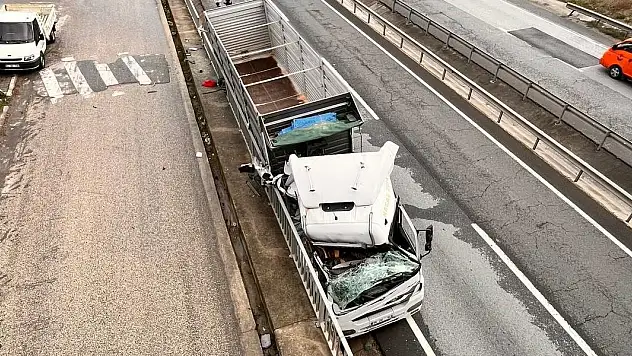 Kamyonun sıkıştırıp yoldan çıkarttığı tır, beton bariyerlere çarptı