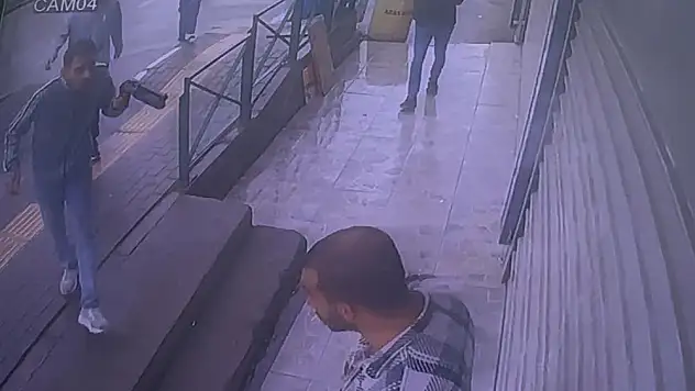 Kan donduran görüntüler! Pompalı tüfekle husumetlisini böyle vurdu