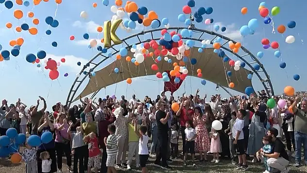 Kanseri yenen Kağan için gökyüzüne balonlar bırakıldı
