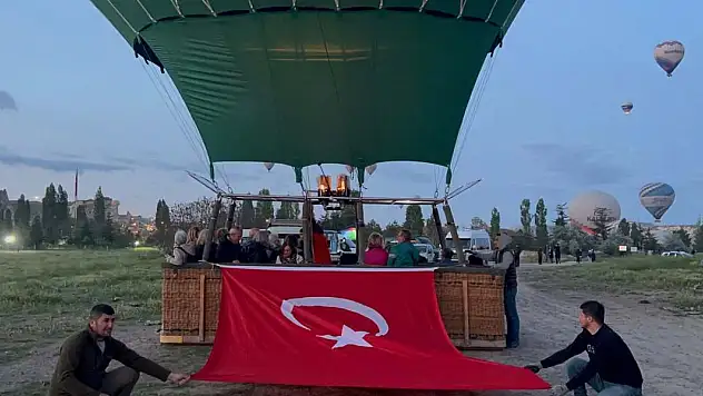 Kapadokya'da balonlar, 19 Mayıs'ta Türk bayrakları ile havalandı