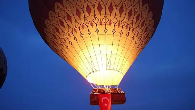 Kapadokya'da balonlar 23 Nisan için havalandı