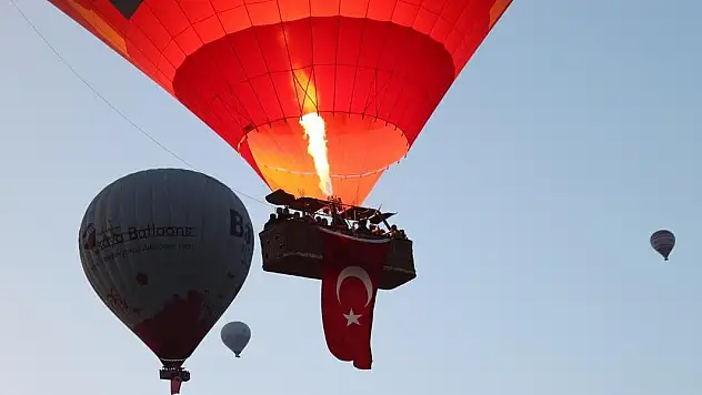 Kapadokya'da balonlar Türk bayraklarıyla uçtu