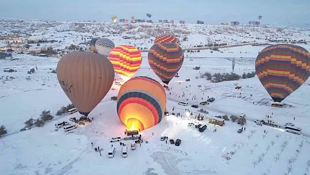 Kapadokya'da sıcak hava balonları 18 günlük aradan sonra gökyüzünü renklendirdi