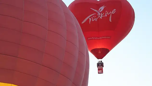 Kapadokya'da sıcak hava balonları Türk bayrakları ve posterlerle uçtu