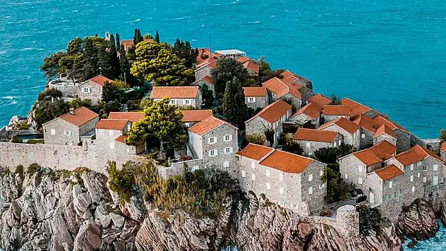 Kapalı çarşı esnafının birçoğu o ülkeye göç etti. Akın akın İstanbul'dan göç alıyor