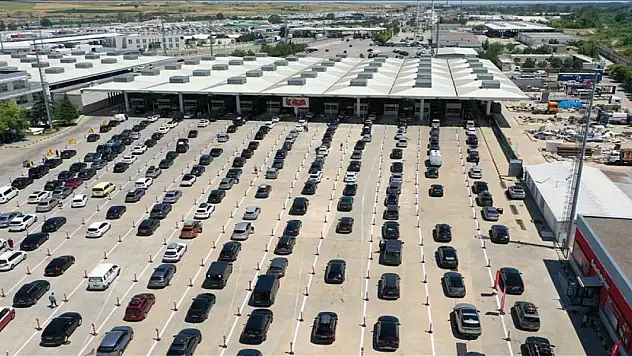 Kapıkule'de gurbetçi yoğunluğu yaşanıyor