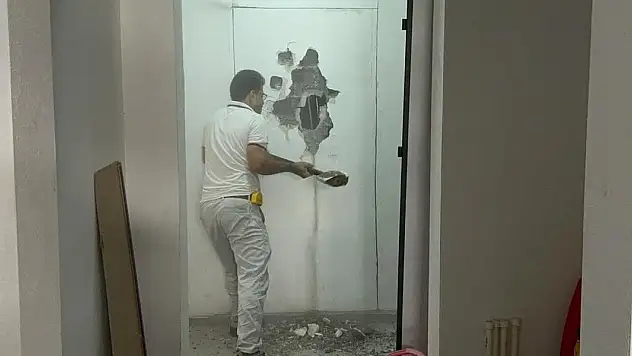 Kapısına duvar örülen kişi, evine mahkeme kararıyla kavuştu