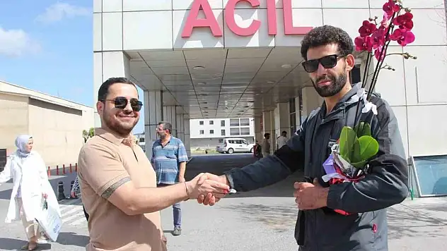 Kapısında doğum yaptığı otelin sahibinden bedava konaklama ve altın