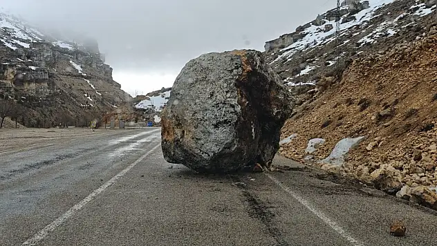 Karaman-Konya yoluna düşen dev kaya ulaşımı kapattı!