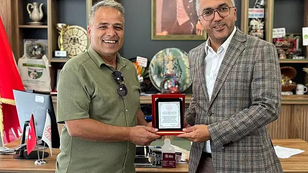 Karapınar'da emekli öğretmenler plaketle ödüllendirildi