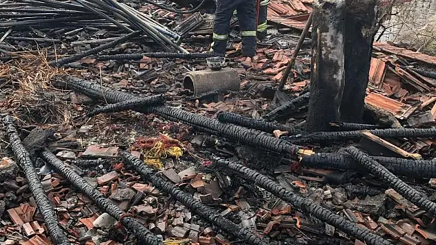 Karapınar'da ev küle döndü