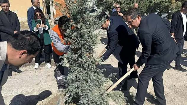 Karapınar'da fidanlar toprakla buluştu