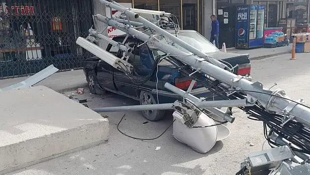 Karapınar'da rüzgar baz istasyonu direğini söktü!