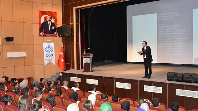 Karapınar'da 'Tercih Geleceğinizi Aydınlatır' konferansı
