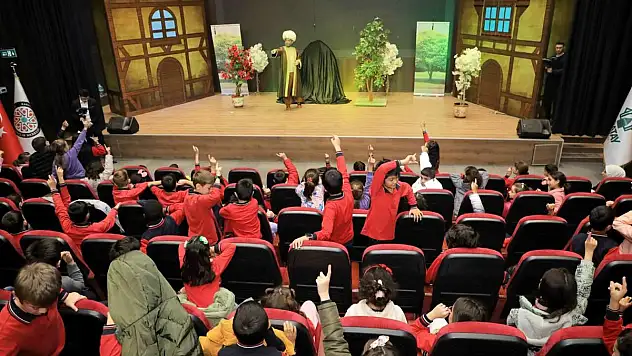 Karatay Belediyesi'nden Öğrencilere Keyifli Tiyatro Şöleni